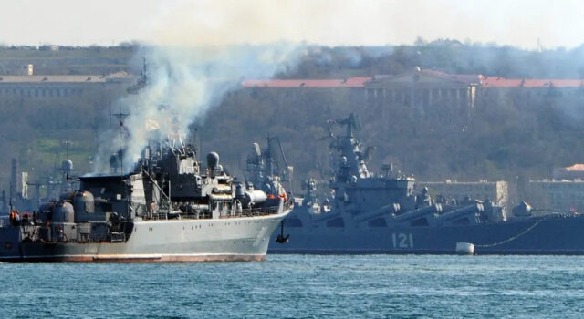 Rudal Ukraina Hantam Kapal Perang Moskva Milik Rusia di Laut Hitam