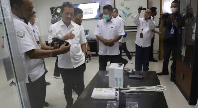 Tingkatkan Keselamatan Nelayan, Menteri Trenggono Serahkan Perangkat Wakatobi AIS