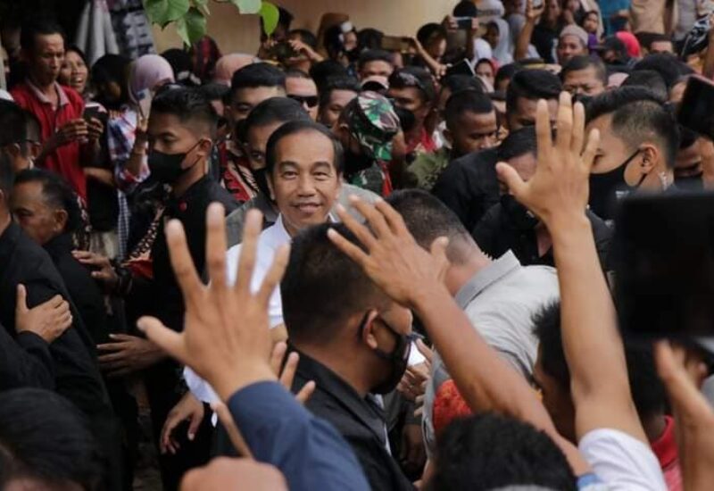 Tangis Haru Sambut Jokowi di Bima